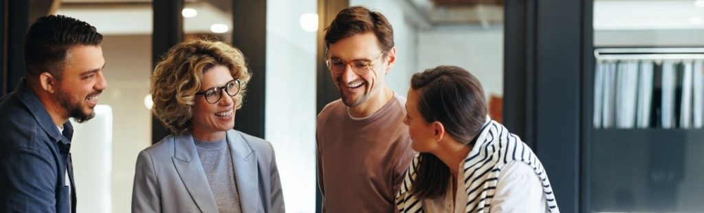 varios empleados sonriendo en la oficina
