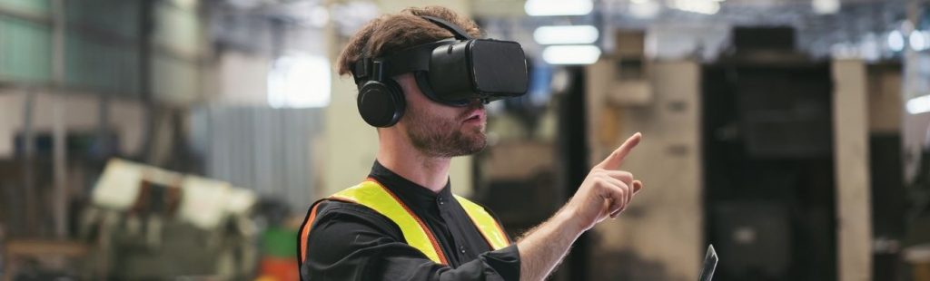 técnico de prevención con gafas de realidad virtual en fábrica