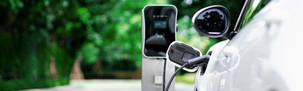 coche eléctrico en punto de carga