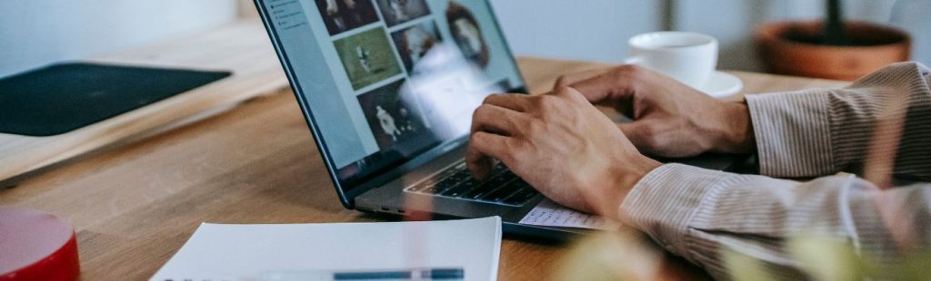 persona trabajando desde su casa