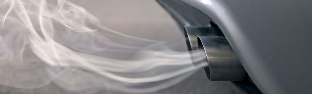 tubo de escape sacando humo