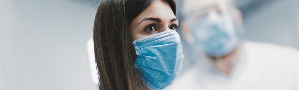 mujer con mascarilla higienica