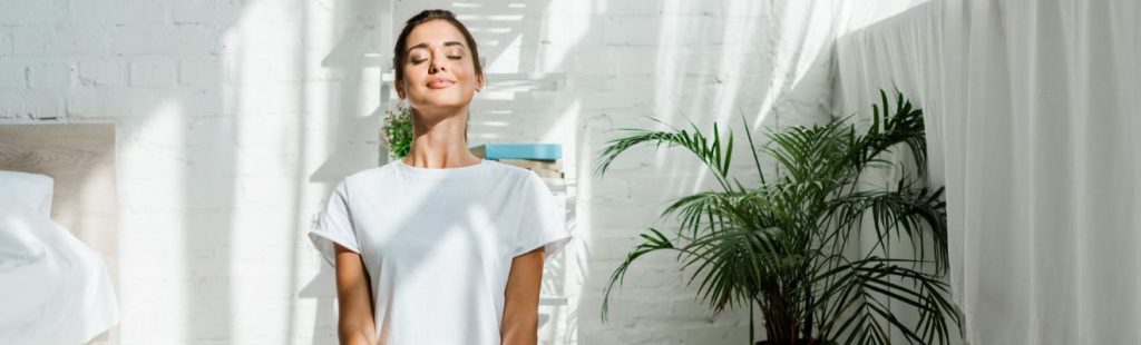 mujer meditando en una habitacion