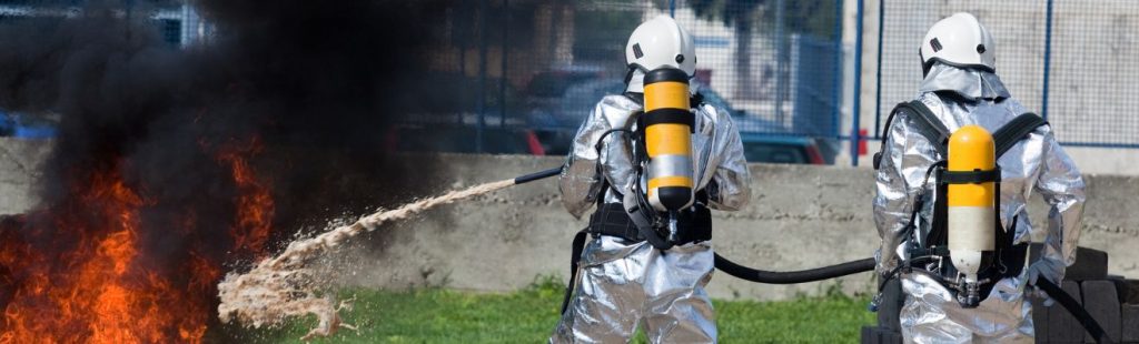 bomberos apagando un fuego