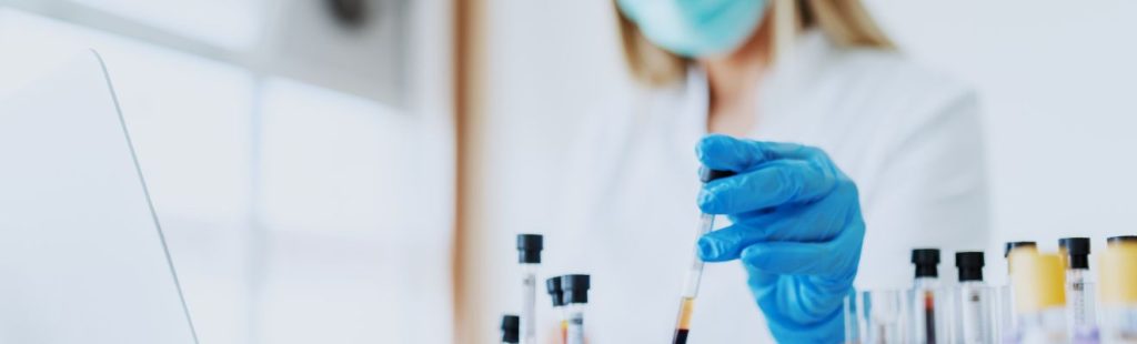 mujer en laboratorio