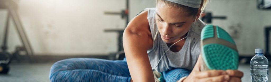 mujer estirándose para hacer deporte