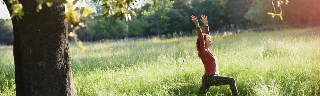mujer haciendo estiramientos en el campo