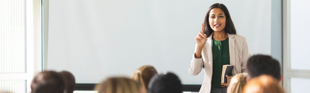 mujer dando una clase