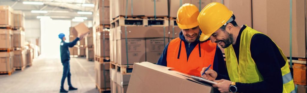 operarios fábrica con cajas