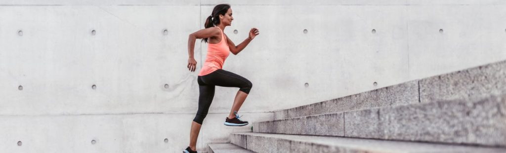 mujer entrenando por escaleras