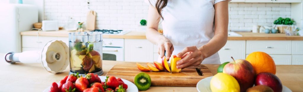 mujer preparando comida saludable