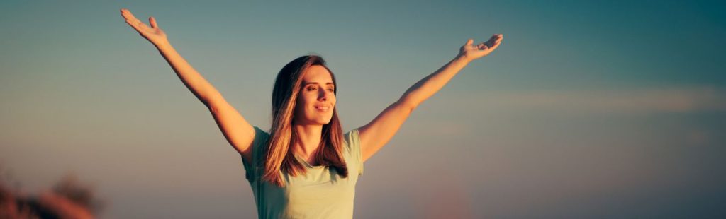 mujer tomando el sol en la orilla
