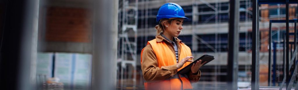 mujer en la construcción