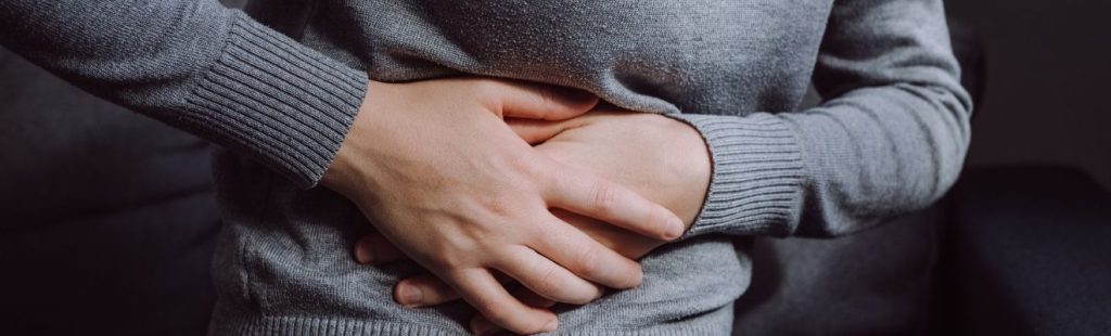 mujer tocándose la barriga