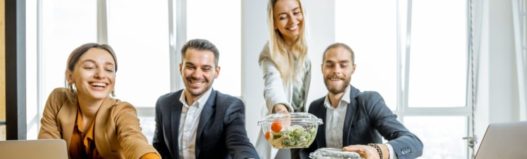 empleados de oficina comiendo alimentos saludables
