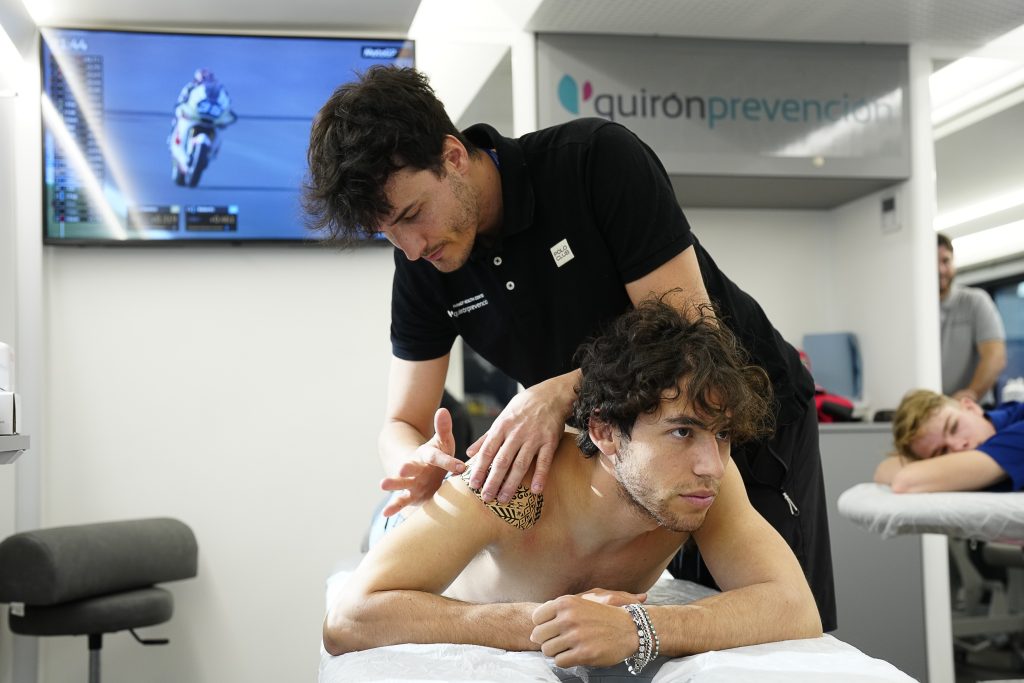 fisioterapeuta con deportista