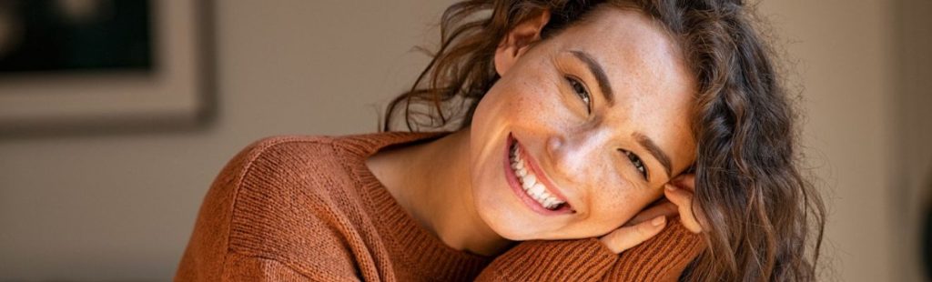 mujer sonriente