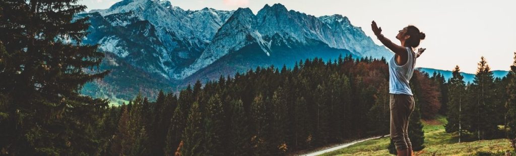 mujer desconectando en la montaña