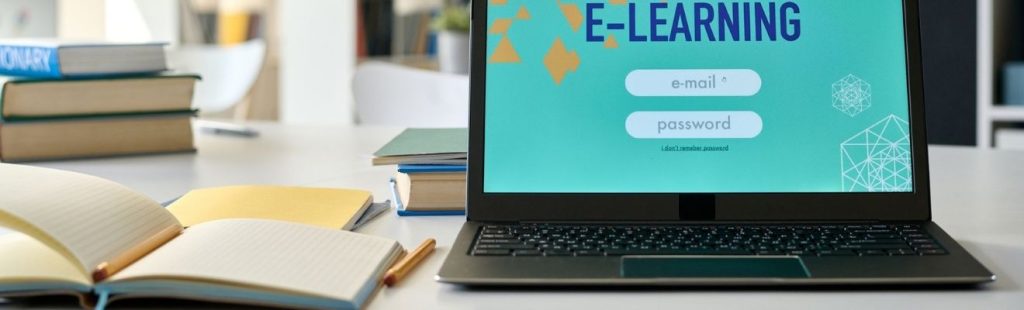 escritorio con libros y portátil