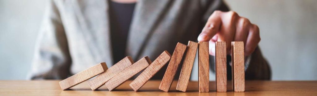 piezas madera en mesa