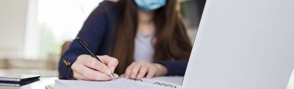 mujer con ordenador y libreta