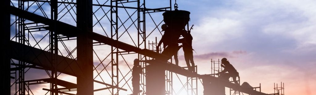 operarios en obra construcción