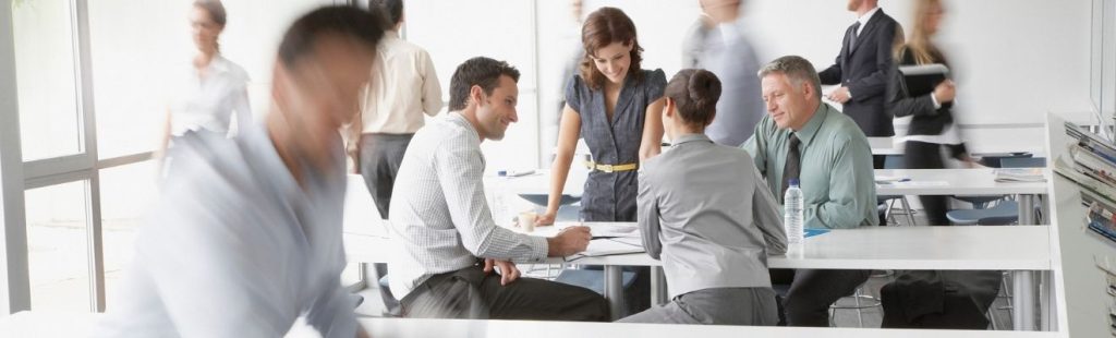 empleados reunidos en la oficina