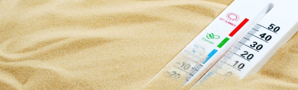 termómetro en arena de playa