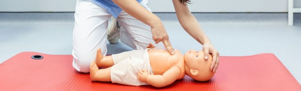 enfermera haciendo una prueba de primeros auxilios con un muñeco