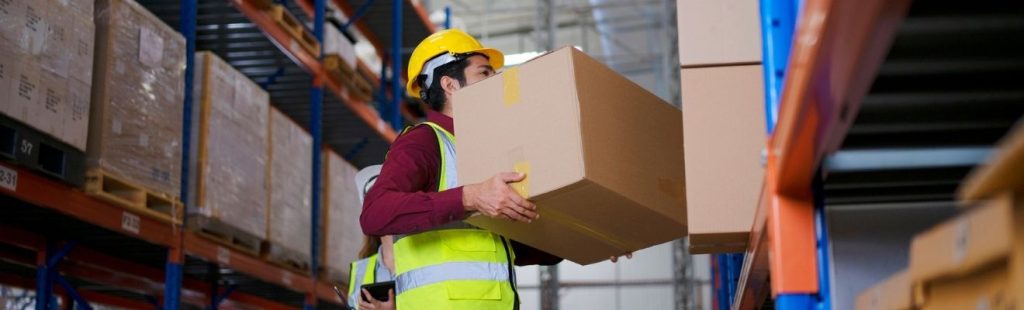 operario cargando cajas en fábrica
