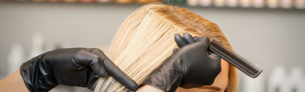 peluquera tiñendo el pelo a clienta