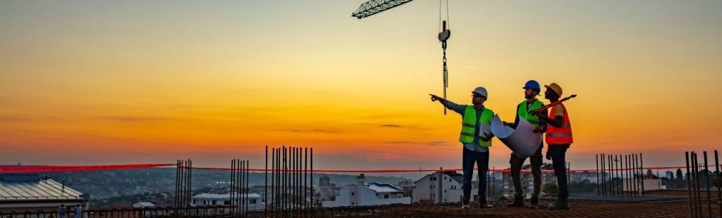 trabajadores de la construccion en una obra