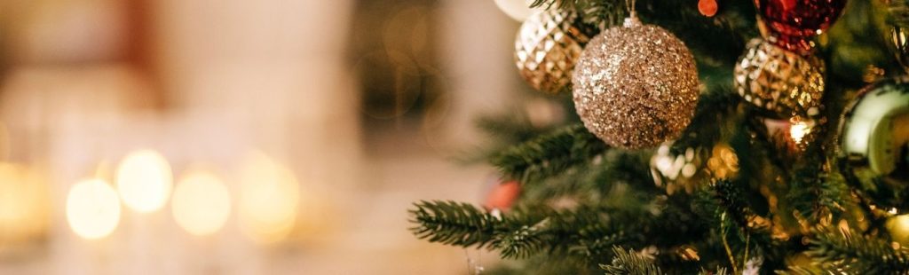 árbol de navidad iluminado en interior casa