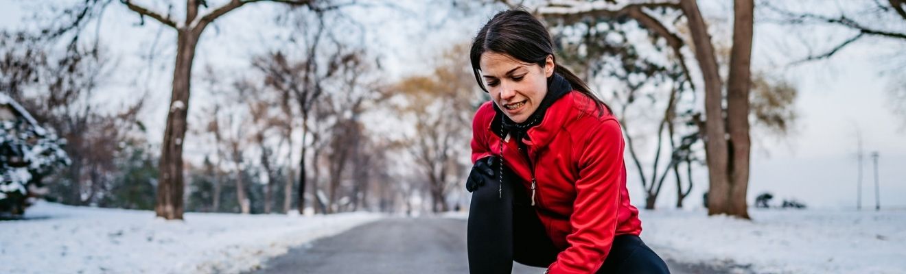 mujer haciendo deporte en invierno