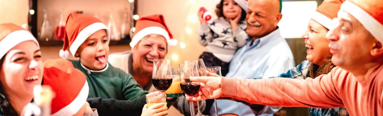 familia reunida en una cena de navidad