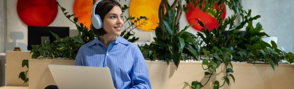 mujer trabajando con portátil en espacio oficinas
