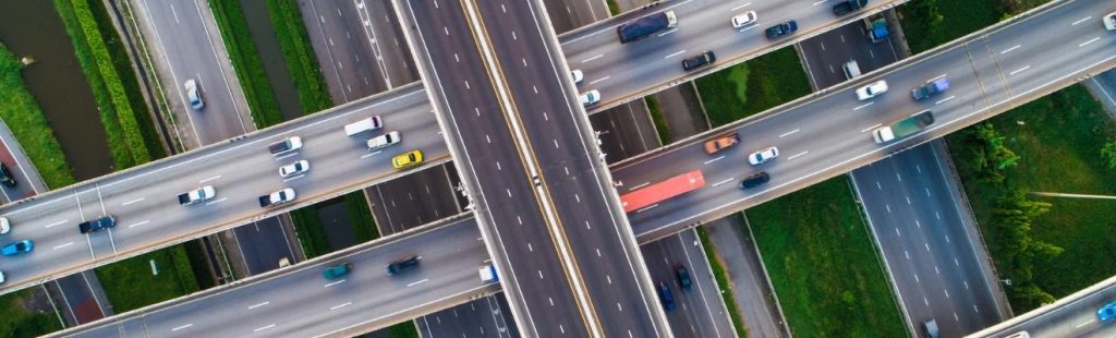 vista pájaro de una autopista con puentes