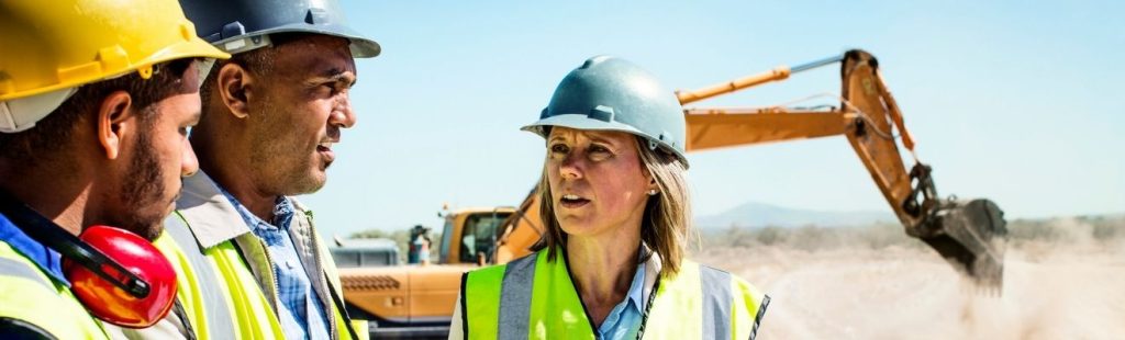 personal de construcción en una obra con excavadora de fondo