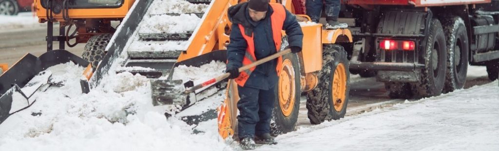 operarios trabajando con nieve