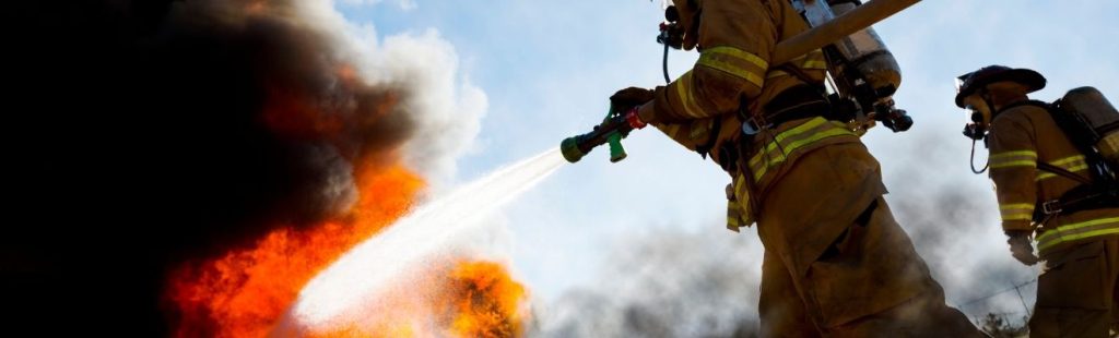 bomberos apagando incendio