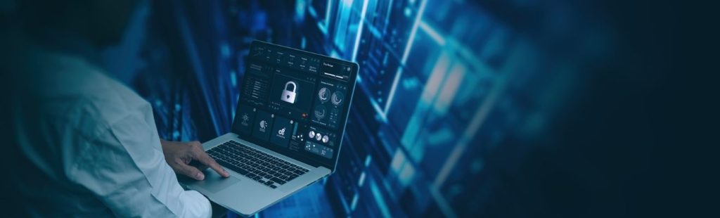 recreación de ciberseguridad con portátil