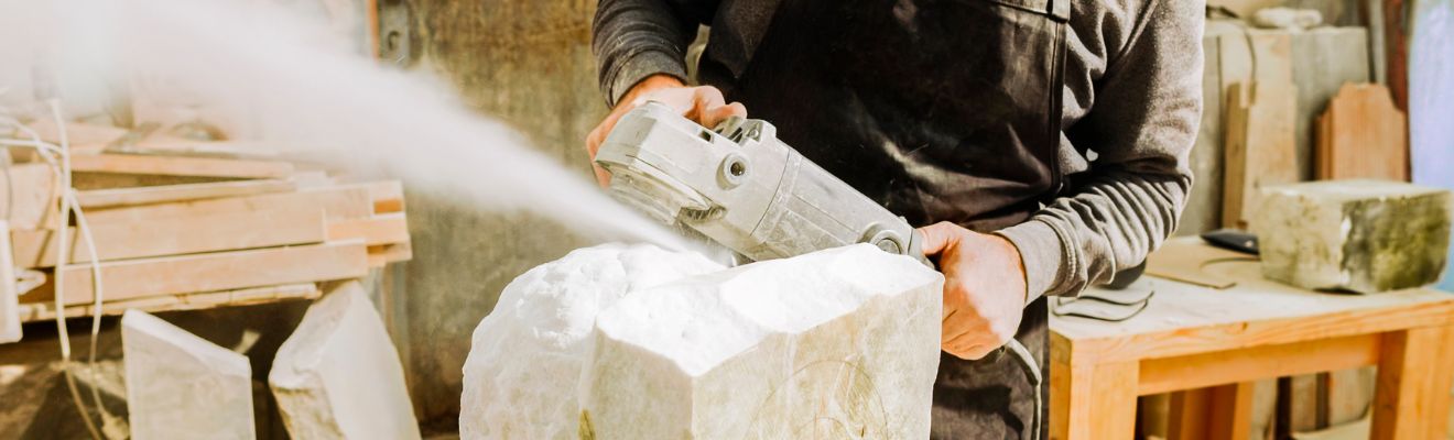 persona moldeando una piedra