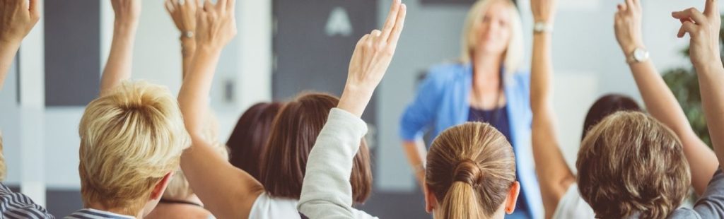 alumnos preguntando a profesor en aula de formacion