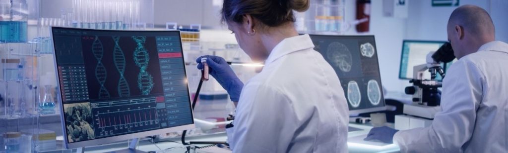 personal de laboratorio con bata blanca