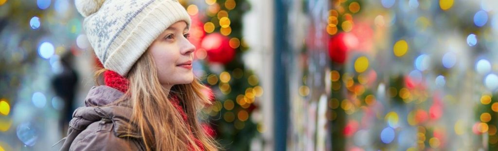 chica mirando las luces de navidad