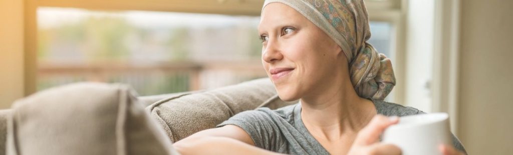 mujer con cancer mirando por la ventana
