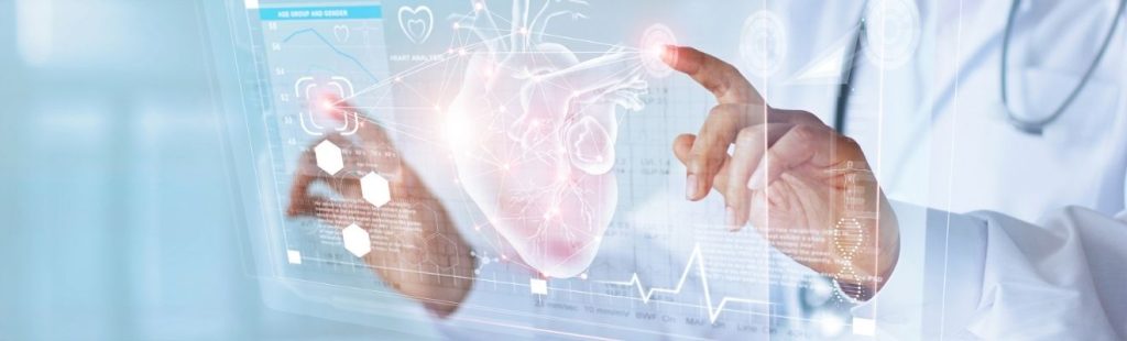 recreación corazón en una pantalla con doctor bata blanca