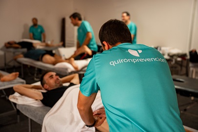 fisioterapeutas haciendo masajes a los deportistas
