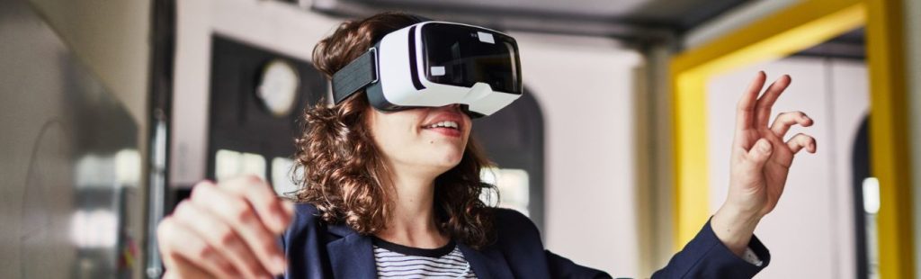 mujer con gafas de realidad virtual
