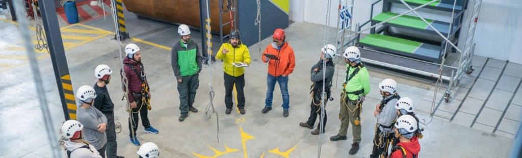 personal de prevención reunidos en círculo